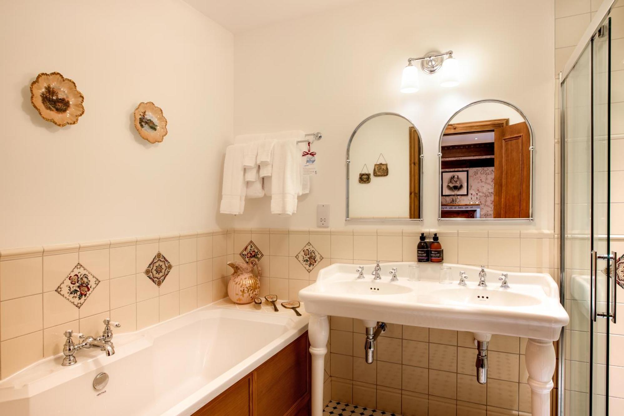 The Whispering Pine 4*